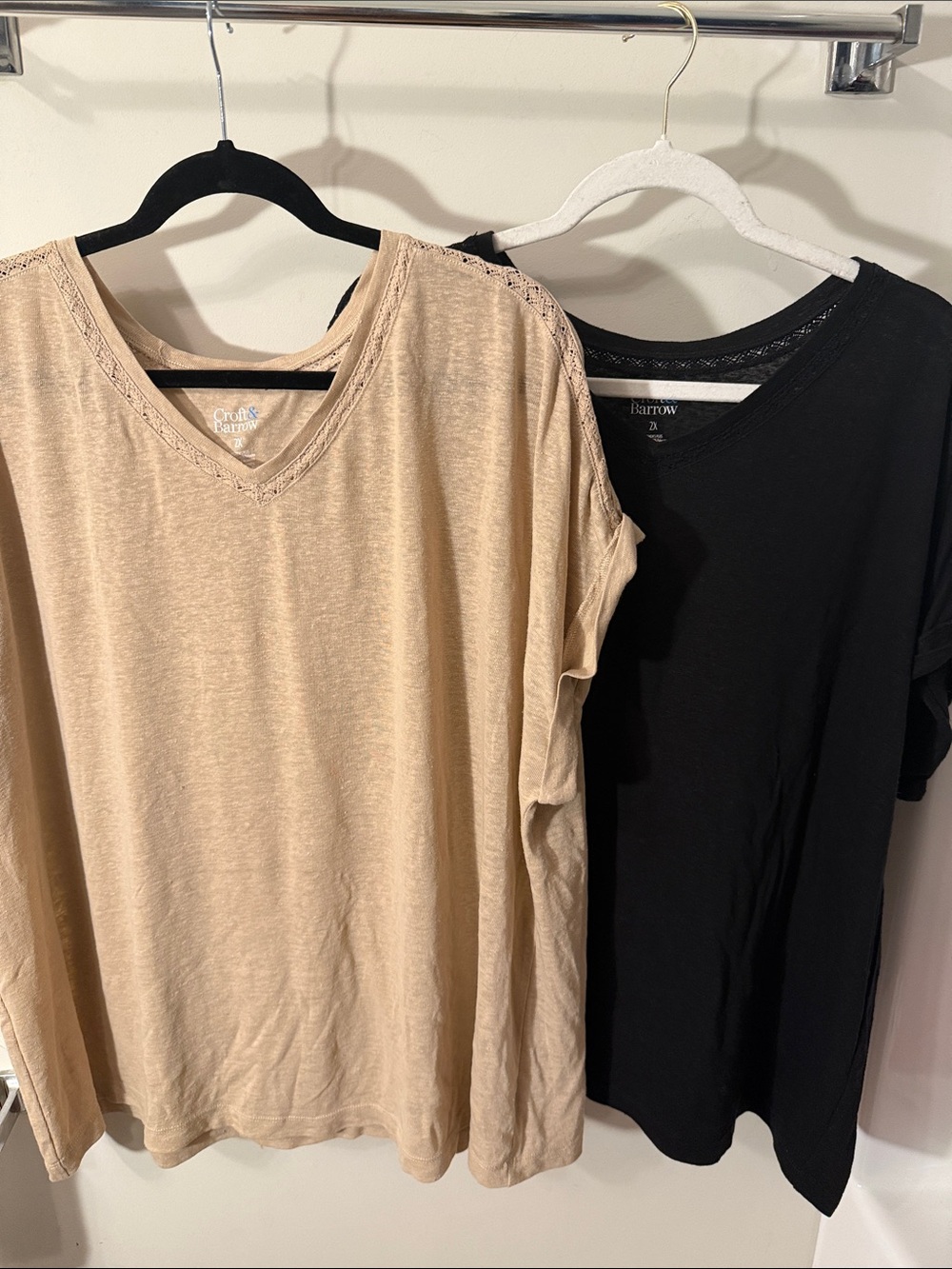 LOT of 2 Croft and Barrow Black V-Neck Tee & Beige V-Neck Tops 2X